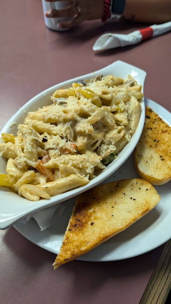 Penne alfredo with garlic toast